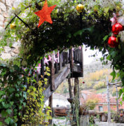 Casa Rural Alto Tajo Guadalajara. Puerta arco enredadera